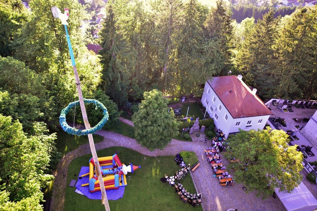Maibaumtaferl anbringen, Foto 7