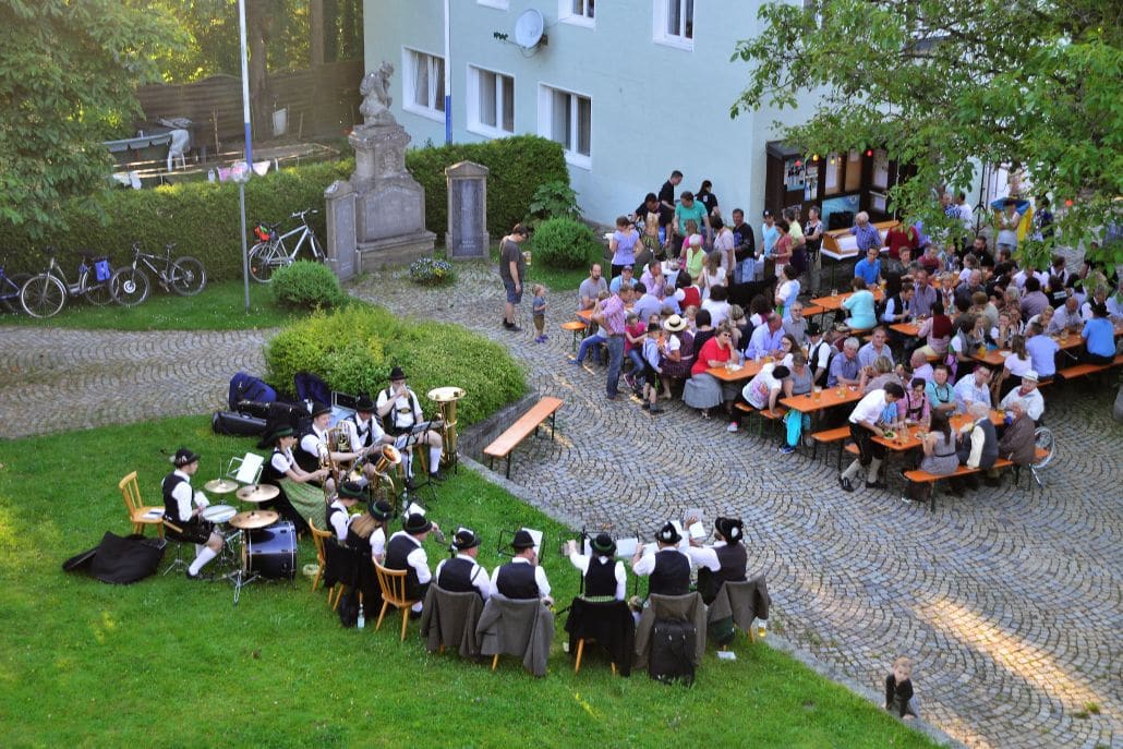 Maibaumtaferl anbringen, Foto 8