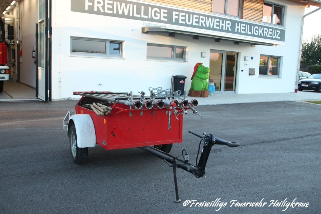 Der rote Heuwehranhänger vor dem Feuerwehrhaus