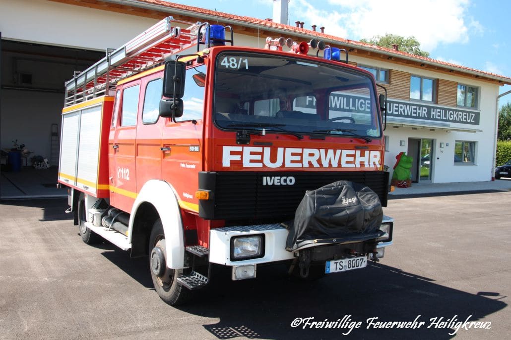 Das LF 16-TS mit der Kennung 48/1 vor dem Feuerwehrhaus
