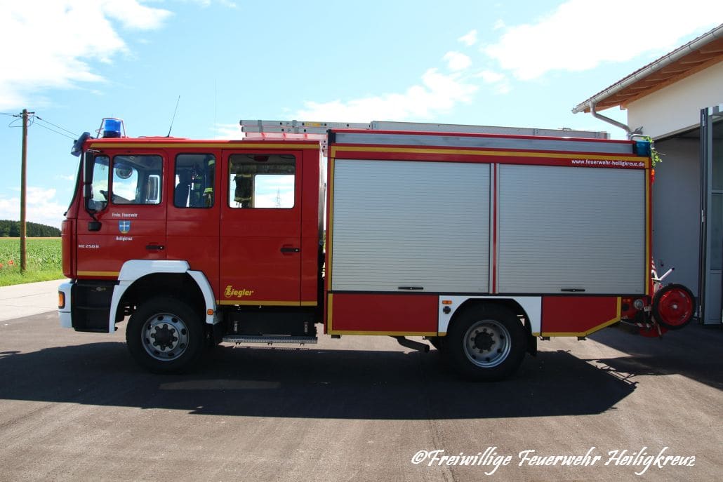 Das LF 16 der Feuerwehr Heiligkreuz von der Seite, vor dem Feuerwehrhaus