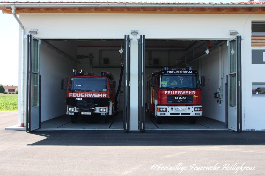 Die Löschfahrzeuge 48/1 und 41/1 in den offenen Toren der Fahrzeughalle